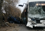 Страшная авария в Омске: «Тойота» врезалась в столб, а затем разбилась об автобус (Обновлено)