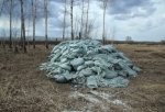 Под Омском нашли незаконную свалку с агрохимикатами и отходы в водоохранной зоне Оми