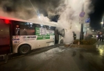 В центре Омска на ходу загорелся пассажирский автобус (Фото, видео)