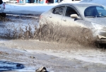 На проселочной дороге в Омской области ночью застрял легковой автомобиль
