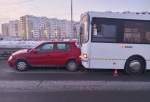 В Омске автобус с пассажирами врезался в стоящую на дороге машину без аварийного знака
