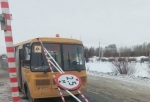 В Омске на крышу школьного автобуса упал дорожный знак