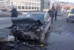 В центре Омска столкнулись три легковушки - есть пострадавшие