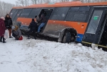 На омской трассе автобус съехал в кювет — по словам пассажиров, водитель отвлекся на телефон
