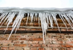 В Омске УК очистила крышу дома от свисающего снега только после указания прокуратуры