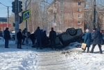 Серьезная авария в Чкаловском поселке Омска: машина перевернулась на тротуар (Обновлено)