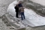 В Омске на видео попали трое мужчин, плывущих на льдине по Иртышу