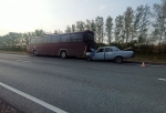 Под Омском «Волга» врезалась в рейсовый автобус — серьезно пострадал водитель легковушки