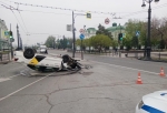 В центре Омска пьяный водитель такси влетел в столб — машина перевернулась