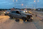 В Омске автомобиль влетел в отбойник: два человека пострадали