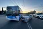 В Омске в ДТП с автобусом пострадали три человека, среди которых семилетний мальчик