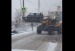 На улице Воровского в Омске дорожники укладывают асфальт прямо в снег