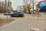 В Омске под колеса авто попала 7-летняя девочка