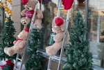 Медведя вырвали вместе с куском стены: в центре Омска вандалы изуродовали новогоднюю композицию у входа в магазин