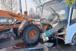 В Омске автобус с пассажирами протаранил снегоуборочный трактор: шесть человек получили ушибы 