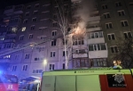 В Омске загорелся дом в Нефтяниках: пожарные спасали людей из задымленного подъезда, есть пострадавшие (видео)