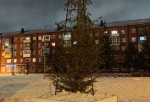 «Просим набраться терпения» - омская мэрия пообещала, что лысая елка в Чкаловске скоро преобразится