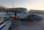 В Омске пассажирский автобус выехал на «встречку» и врезался в иномарку