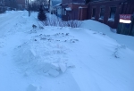 В Октябрьском округе возле дома омички вывалили целый «КамАЗ» снега