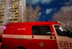 «Под окнами уже натянули одеяла»: в Омске из горящей квартиры маму и ребенка спасли через балкон 
