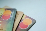 В Омске сотрудница банка оформляла кредитные карты на клиентов и тратила их деньги