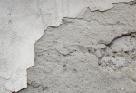 «Трещины на фасаде и стенах подъездов несут угрозу жизни и здоровья людей» - эксперт об омском доме на Пригородной