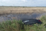 В Омской области машина улетела с трассы в болото: водитель и пассажир погибли на месте