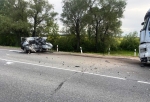 На трассе Тюмень-Омск большегрузы «размотали «Ладу Приору», которая пыталась повернуть: водитель погиб

