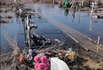«Из воды торчат только кресты»: омичи пожаловались на затопленное кладбище