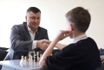Омский депутат Андрей Бондаренко наградил победителей детского шахматного турнира