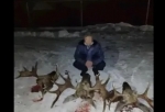 Нашли по бутылке и по фото на фоне убитых зверей: в Омской области будут судить пятерых браконьеров
