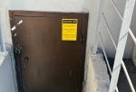 На подвалах многоэтажек в Омске начали развешивать таблички с надписью «Укрытие»