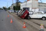 В Омске «Тойота» опрокинулась и врезалась в три стоящих авто