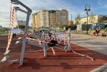 В Омске 16-летний подросток отрубил себе часть пальца на уличном тренажере