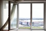 В Омской области 4-летняя девочка выпала из окна, пока бабушка готовила обед