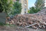 Власти опровергли сообщения о повреждении дома при сносе расселенной постройки в Омске