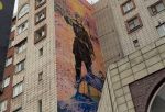 Новый арт-объект в Омске: на фасаде изобразили первую в городе регулировщицу