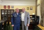 Шелест передал руководству рязанского училища ВДВ маскхалат от «Омских Кикиморок»