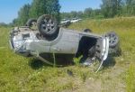 На омской трассе автомобиль вылетел в кювет и перевернулся — погибли водитель и пассажир