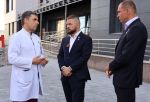 Ход строительства нового хирургического корпуса КМХЦ в Омске оценили Евгений Поддубный и Дмитрий Перминов