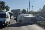 В Омске после столкновения с Toyota опрокинулась машина скорой - трое медиков в больнице
