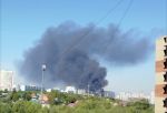 На Левобережье Омска произошел сильный пожар: издалека виден мощный столб дыма 