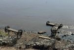 Вандалы бросили в реку скамейки из сквера в центре Омска