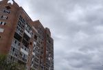 С крыши недостроя в Омске бросают стекла и кирпичи - власти назвали сроки устранения нарушений