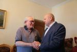 Мэр Омска Шелест вручил медаль профессору ОмГТУ Потапову
