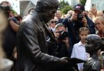«Виктор и Екатерина или Владимир и Светлана»: омичам предложили выбрать, как назвать героев скульптуры «Музыка»