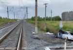На переезде под Омском поезд врезался в автомобиль