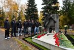 «Мы будем помнить тебя, Леша»: в Омске хоккеисты посетили могилу Алексея Черепанова