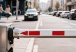 В Омске у ТЦ, банка и налоговой снесут шесть незаконных шлагбаумов