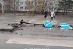 В Омске автомобиль разрушил островок безопасности рядом со школой № 15